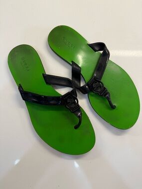 Gucci Black Strappy Thong Sandals with Green Footbed
